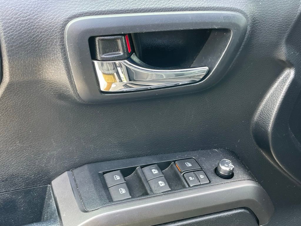 Used 2018 Toyota Tacoma TRD Off-Road AWD/4WD image 11
