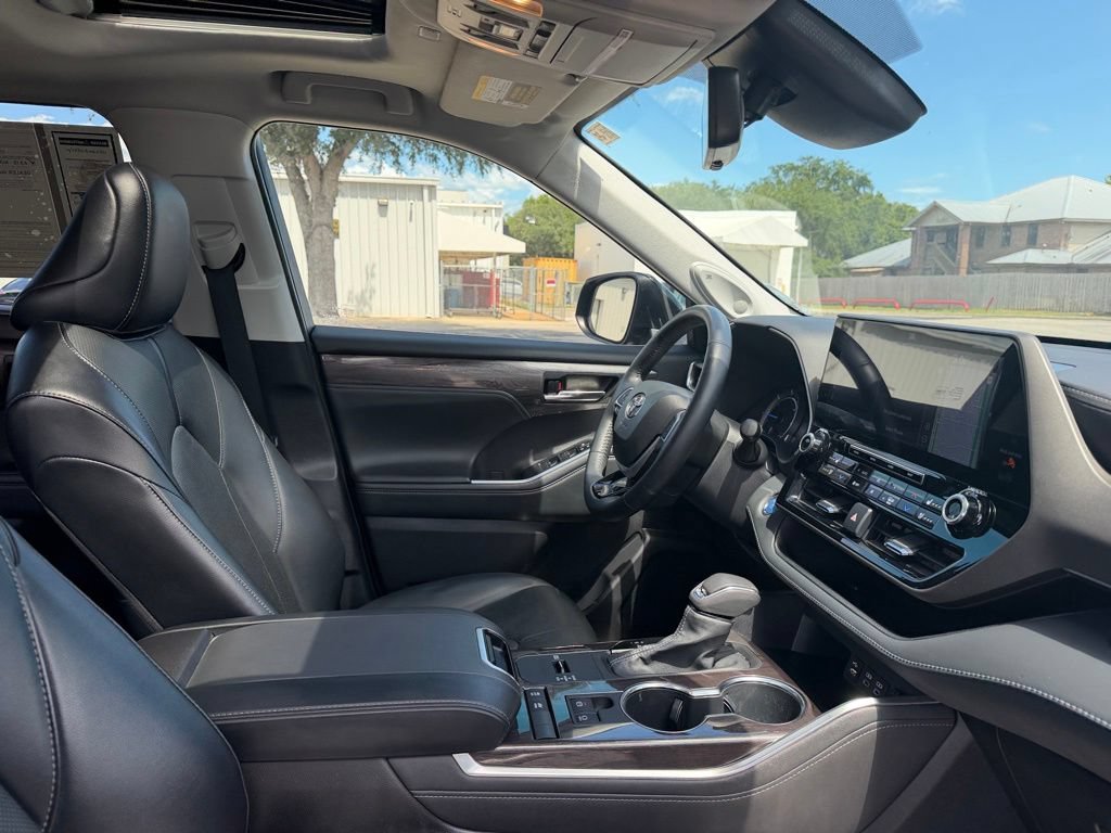 Used 2022 Toyota Highlander Limited FWD image 29