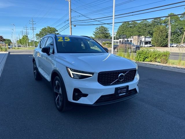 Certified 2025 Volvo XC40 B5 Plus AWD/4WD image 6