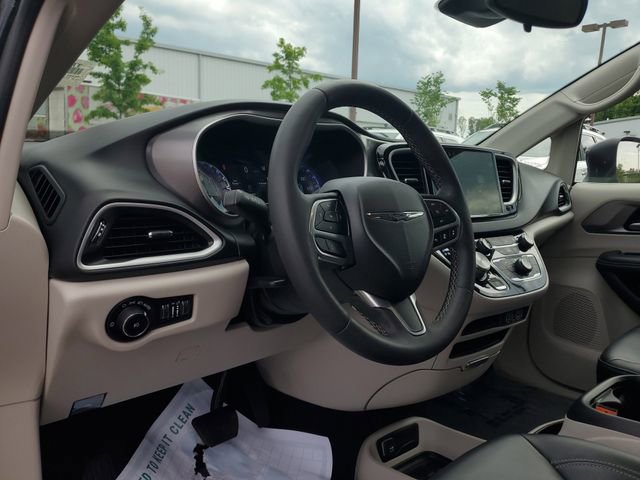 Certified 2023 Chrysler Pacifica Touring-L FWD image 19