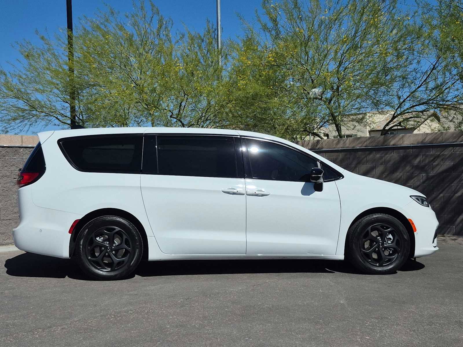 Used 2023 Chrysler Pacifica Limited w/ S Appearance Package FWD image 10