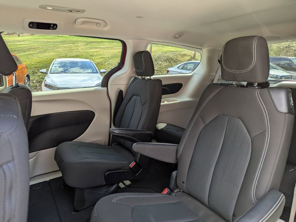 Used 2023 Chrysler Voyager LX FWD image 6