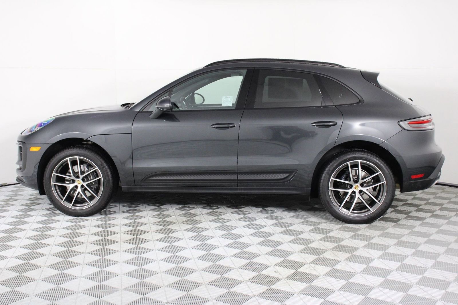 Certified 2025 Porsche Macan image 2