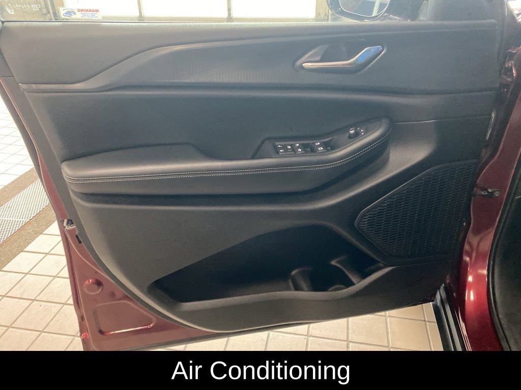 Used 2025 Jeep Grand Cherokee Altitude AWD/4WD image 9
