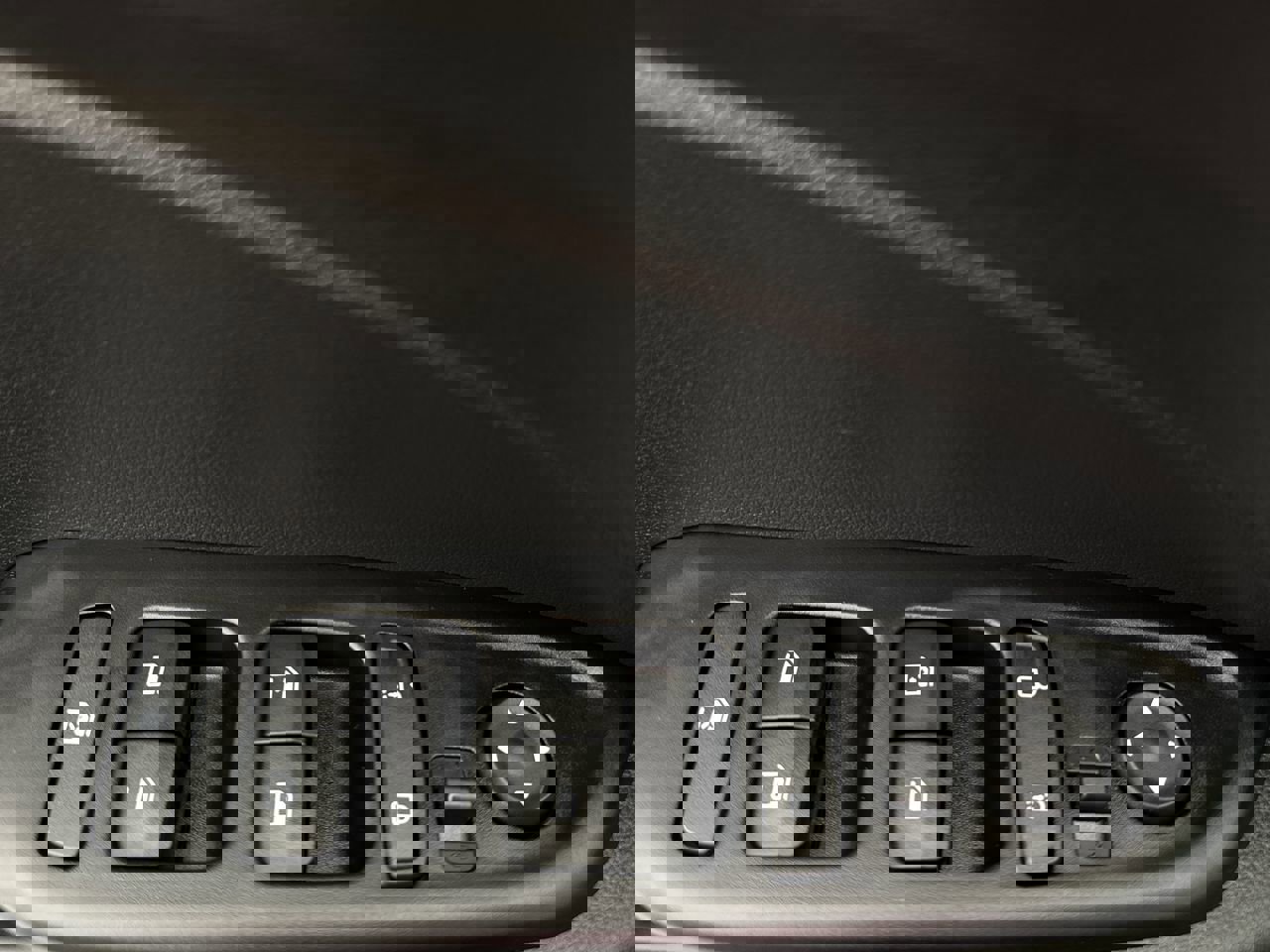 Used 2022 Hyundai Venue Limited image 12