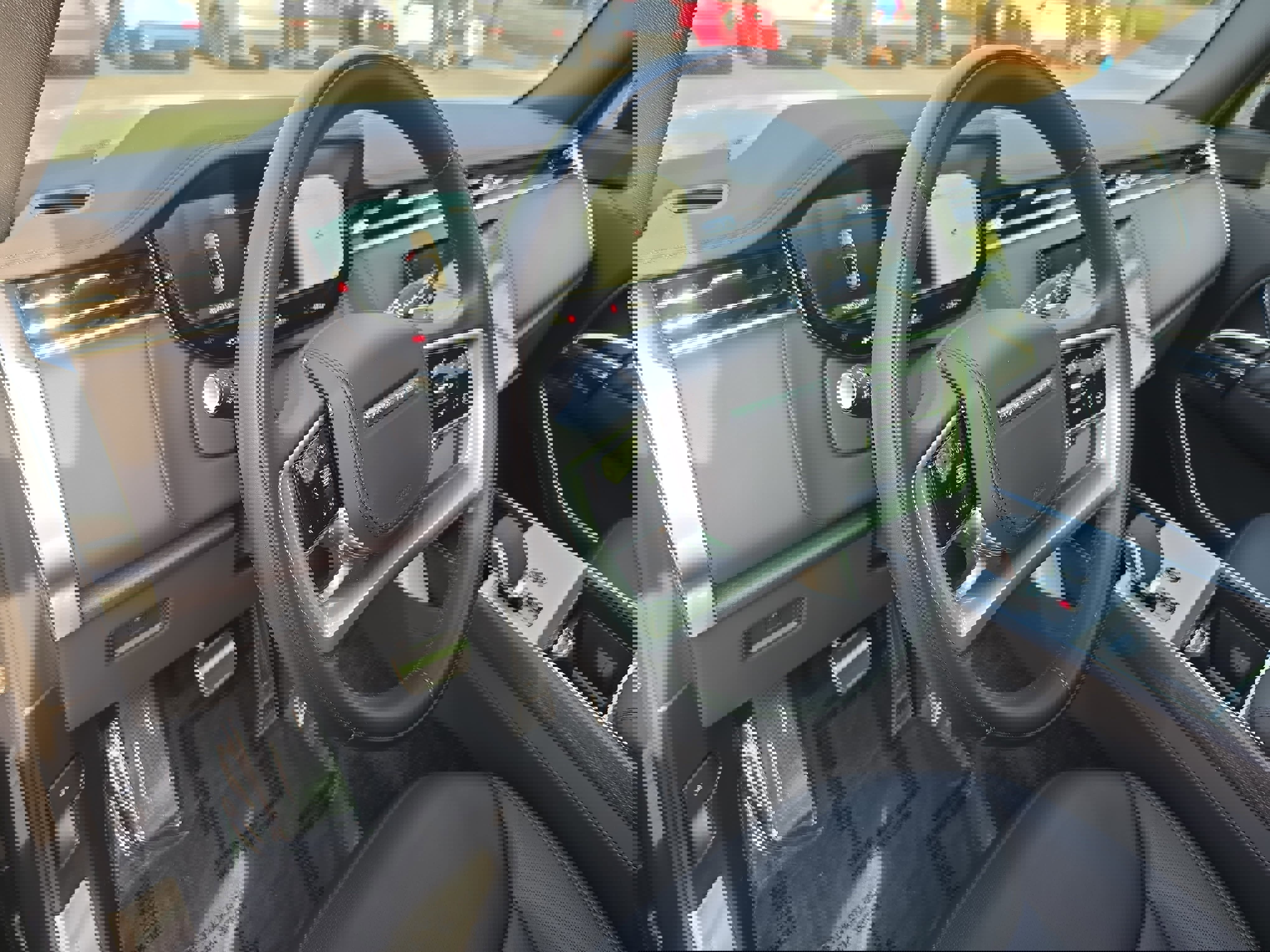 Used 2025 Land Rover Range Rover Long Wheelbase SE image 16