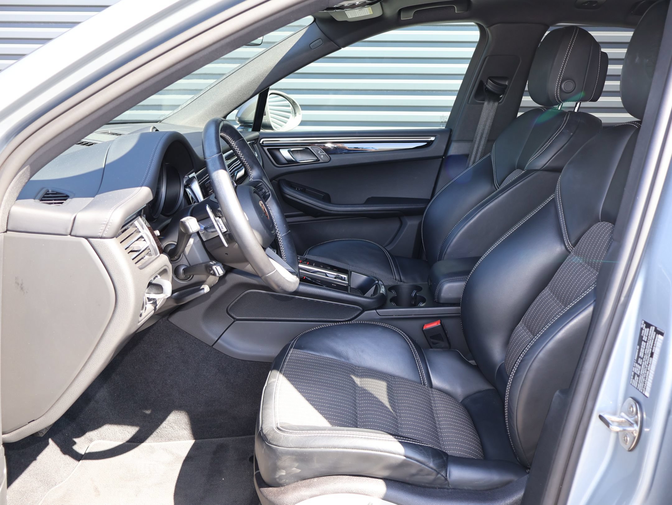 Certified 2024 Porsche Macan Turbo AWD/4WD image 5