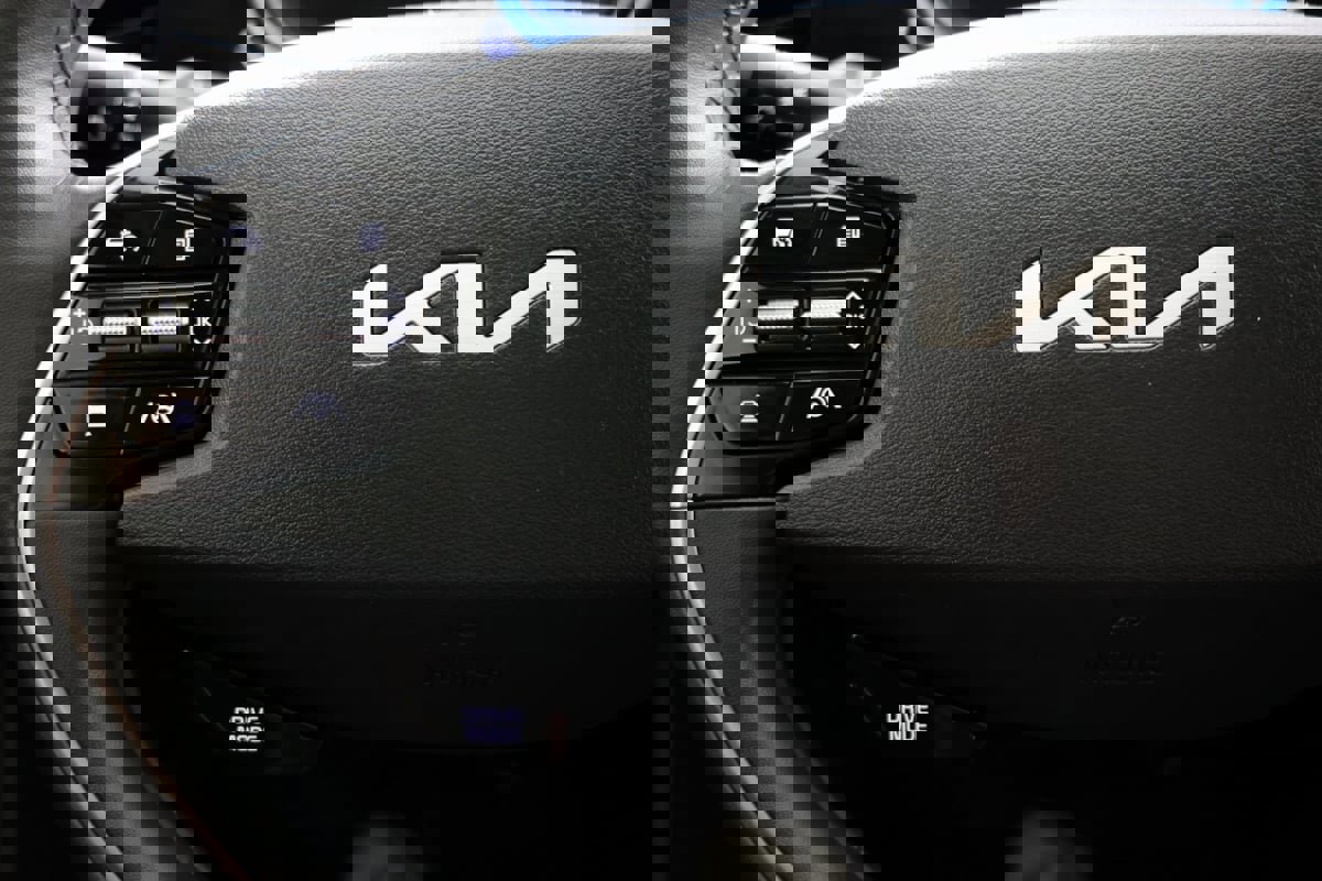 Used 2024 Kia Niro EX image 27