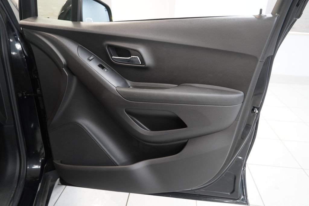 Used 2020 Chevrolet Trax LS FWD image 29