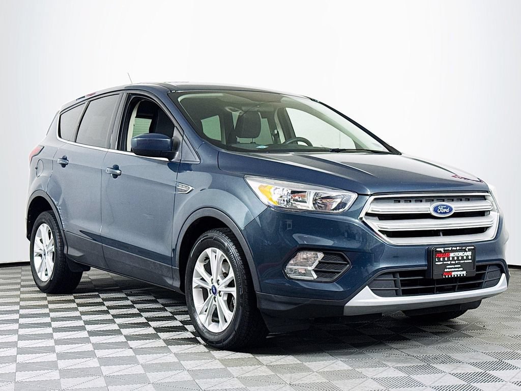 Used 2019 Ford Escape SE FWD image 1