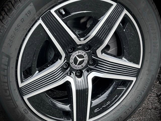 Used 2025 Mercedes-Benz GLC 300 4MATIC image 25