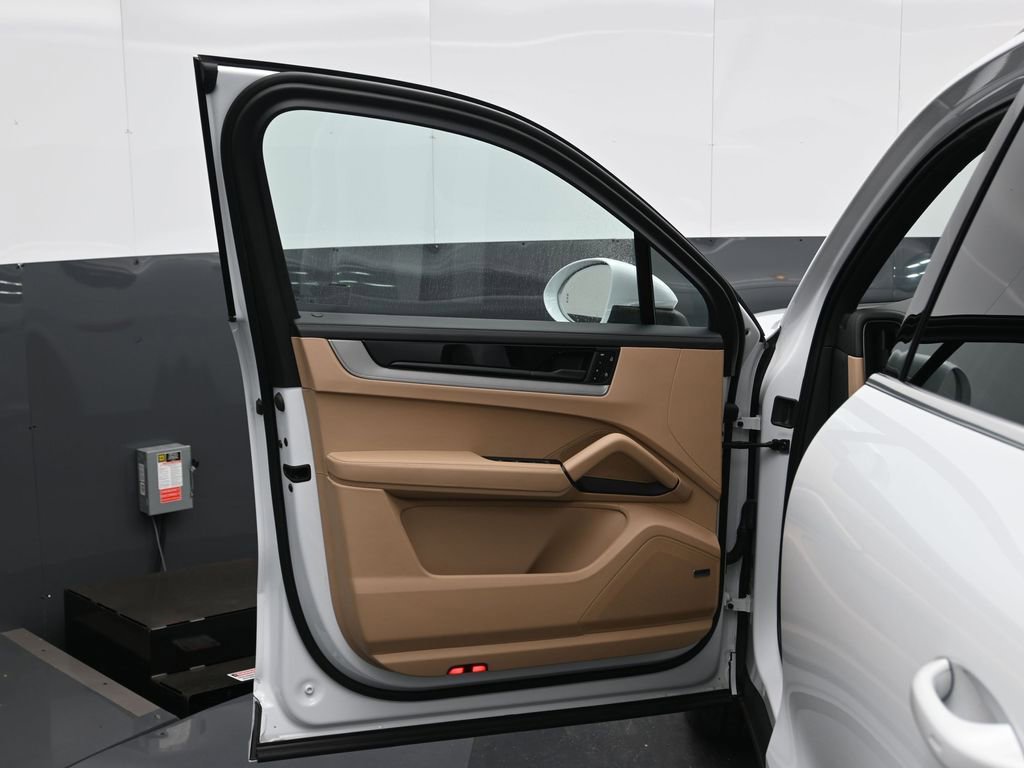 Certified 2025 Porsche Cayenne image 8