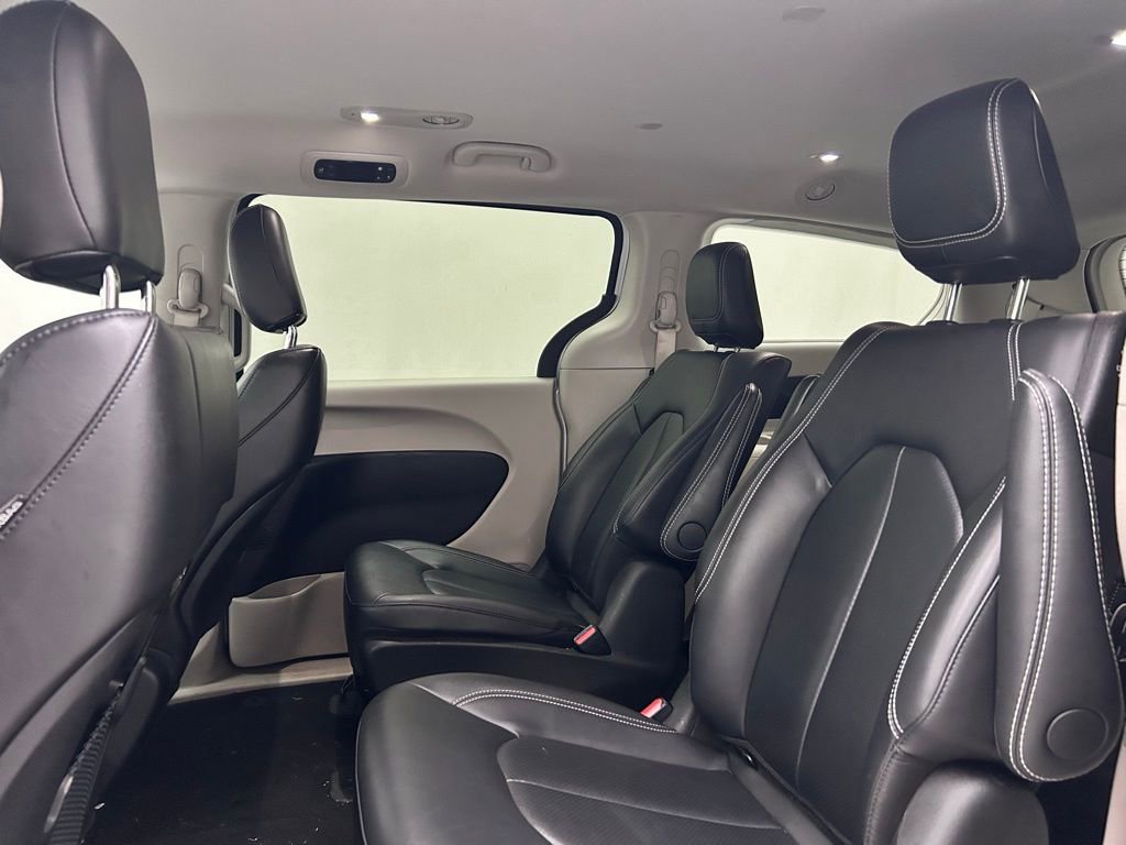 Used 2024 Chrysler Pacifica Select image 12