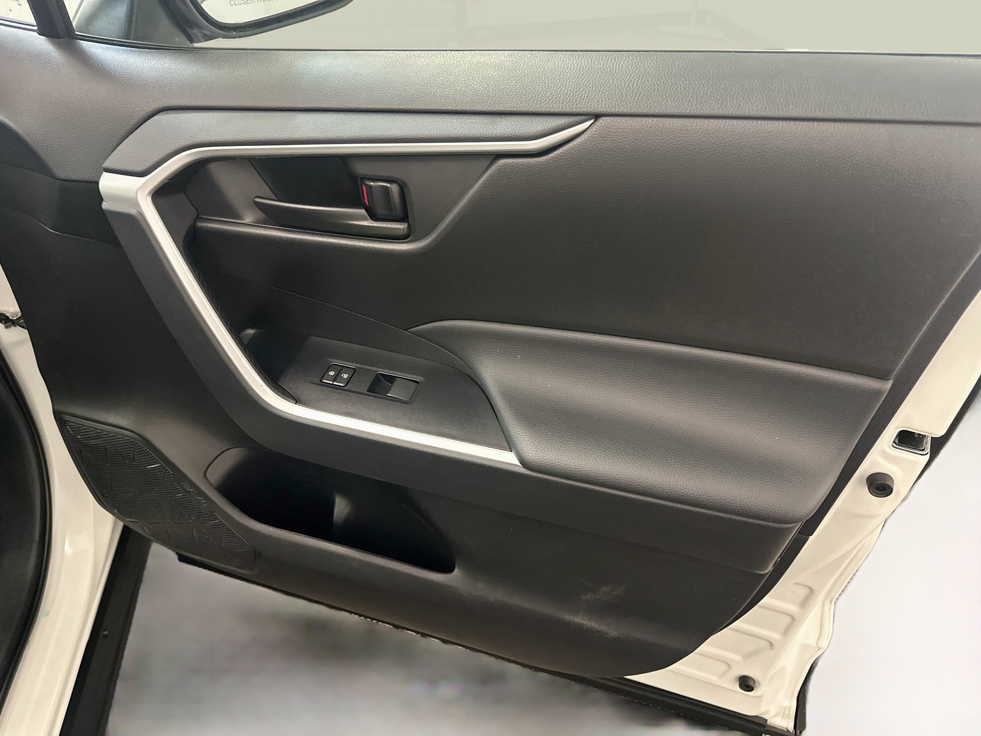 Used 2025 Toyota RAV4 LE AWD/4WD image 33