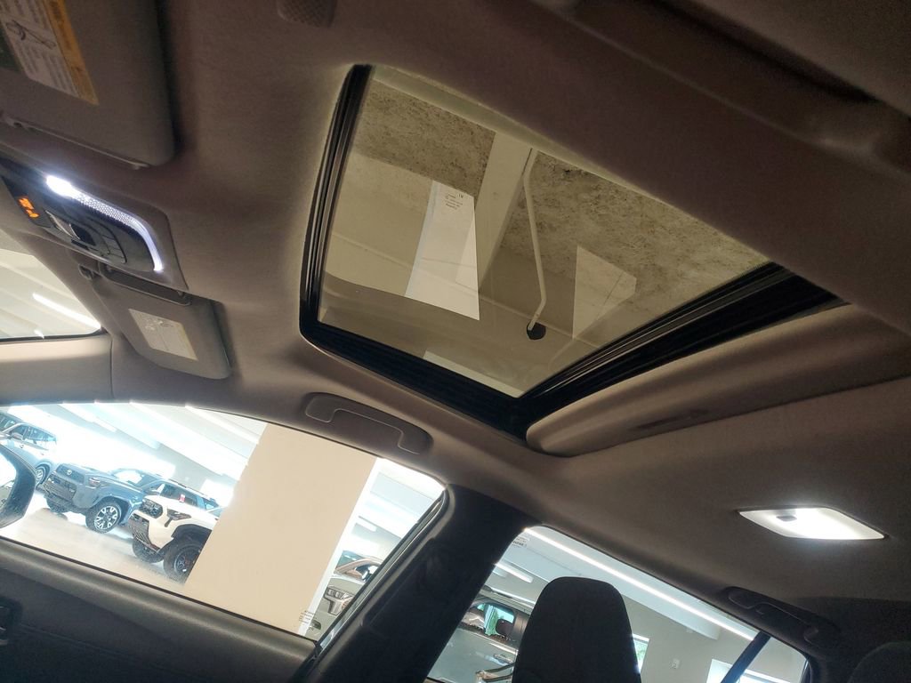 Used 2022 Toyota Corolla Cross LE w/ Moonroof Package image 17