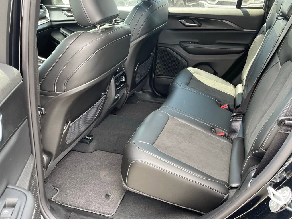 New 2025 Jeep Grand Cherokee Altitude image 21