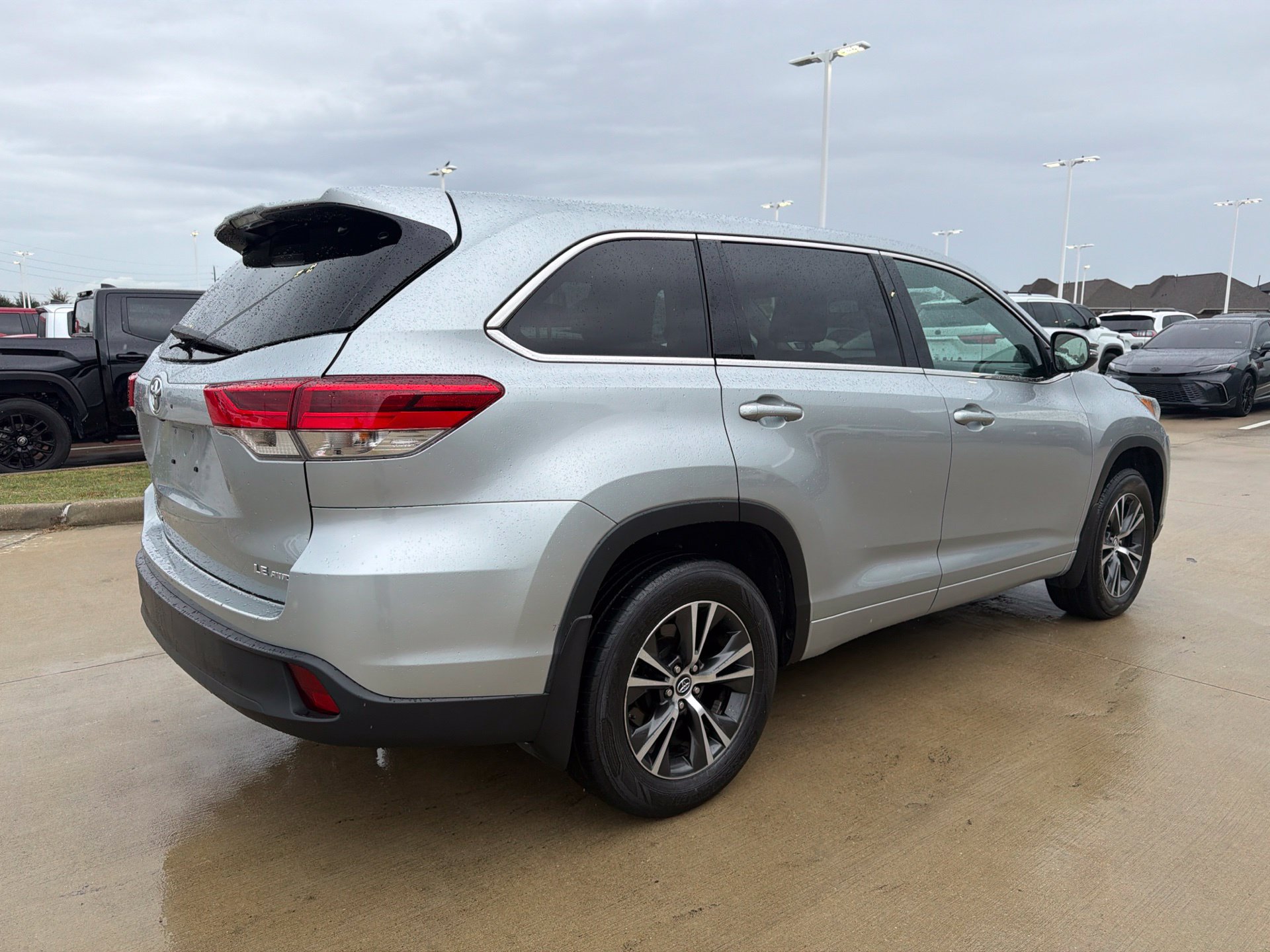Used 2018 Toyota Highlander Plus AWD/4WD image 3