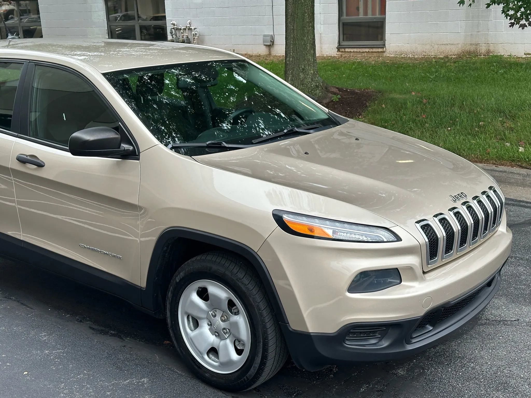Used 2014 Jeep Cherokee Sport image 8