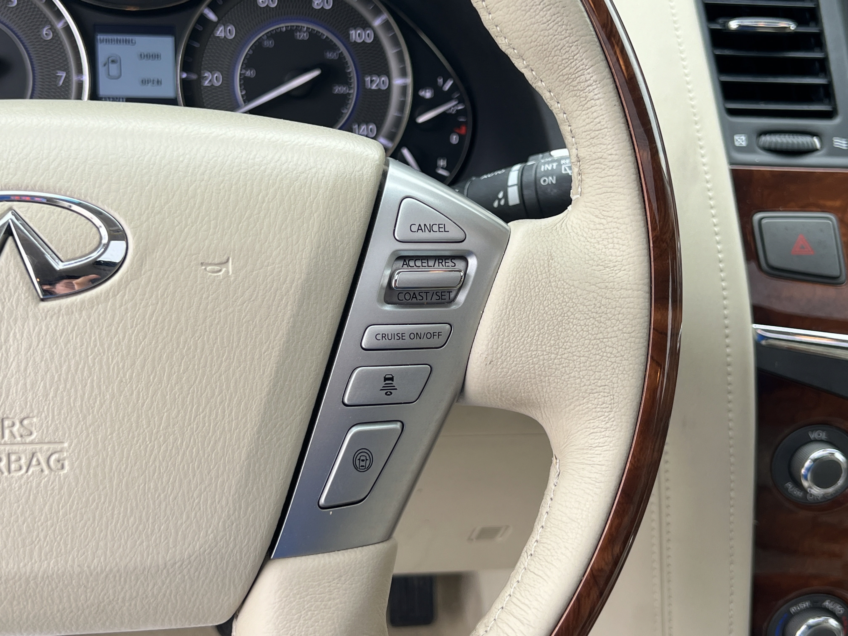 Used 2015 INFINITI QX80 2WD w/ Deluxe Technology Package image 14