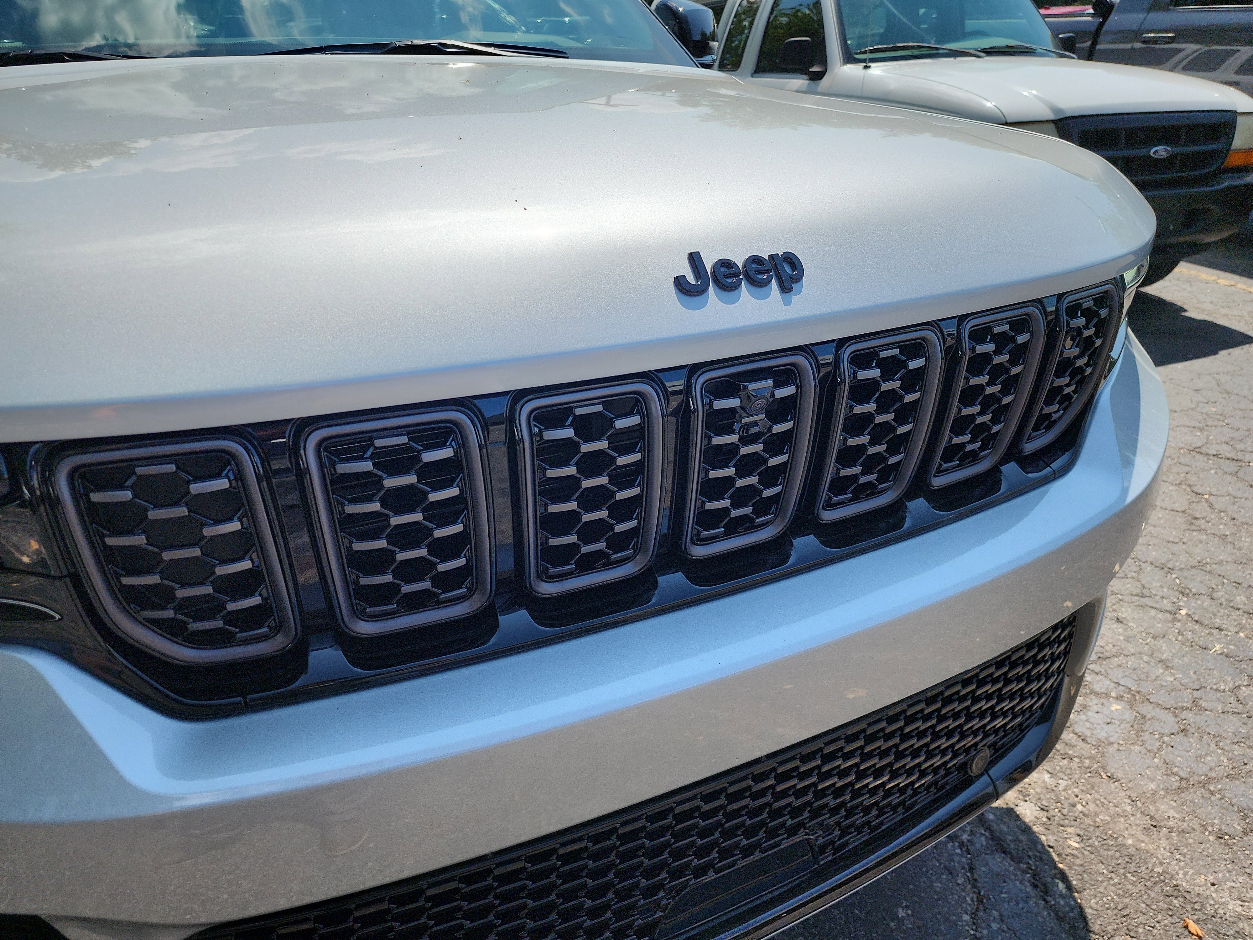 New 2025 Jeep Grand Cherokee Summit image 29