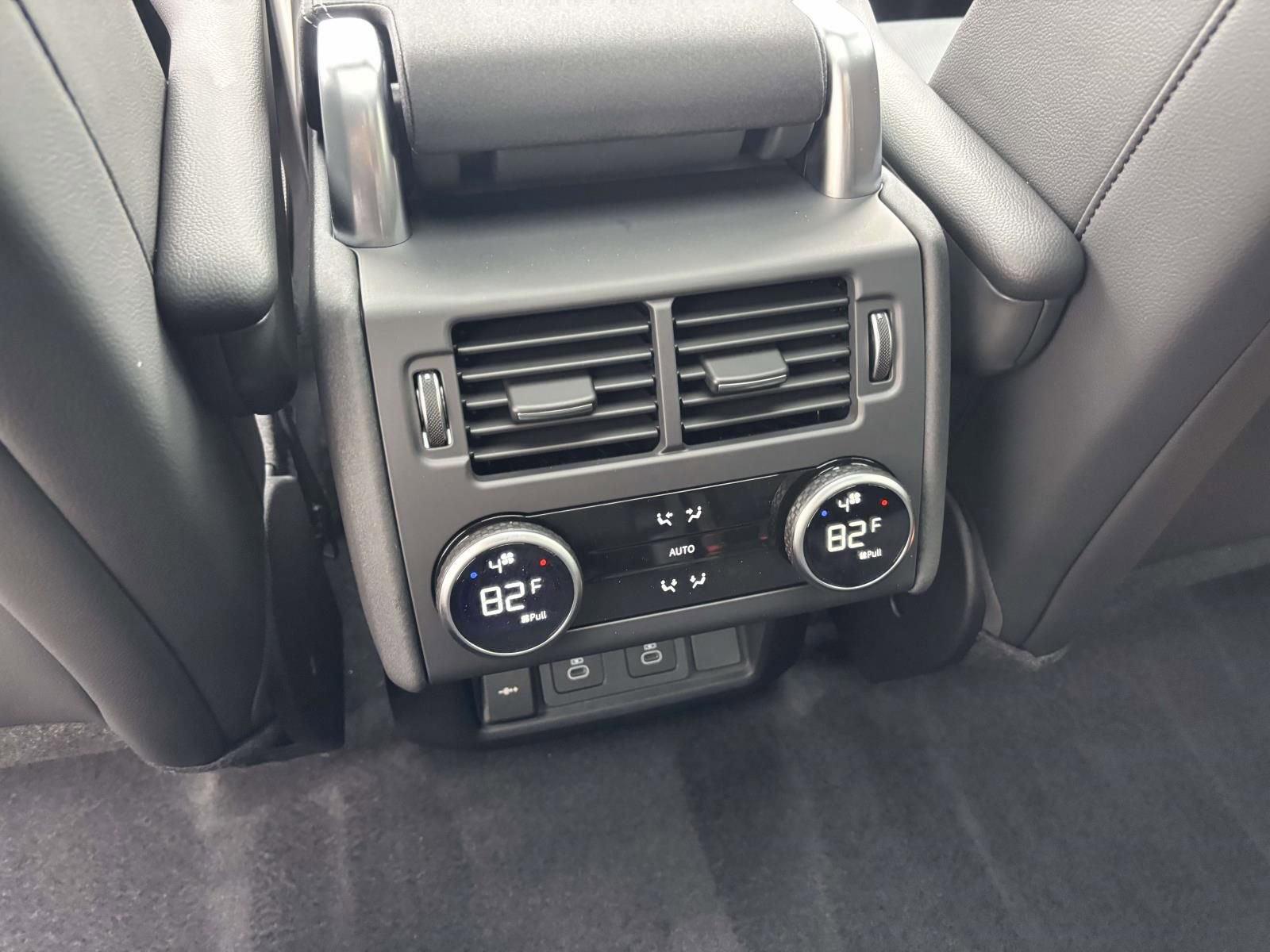 New 2026 Land Rover Discovery Dynamic SE image 27