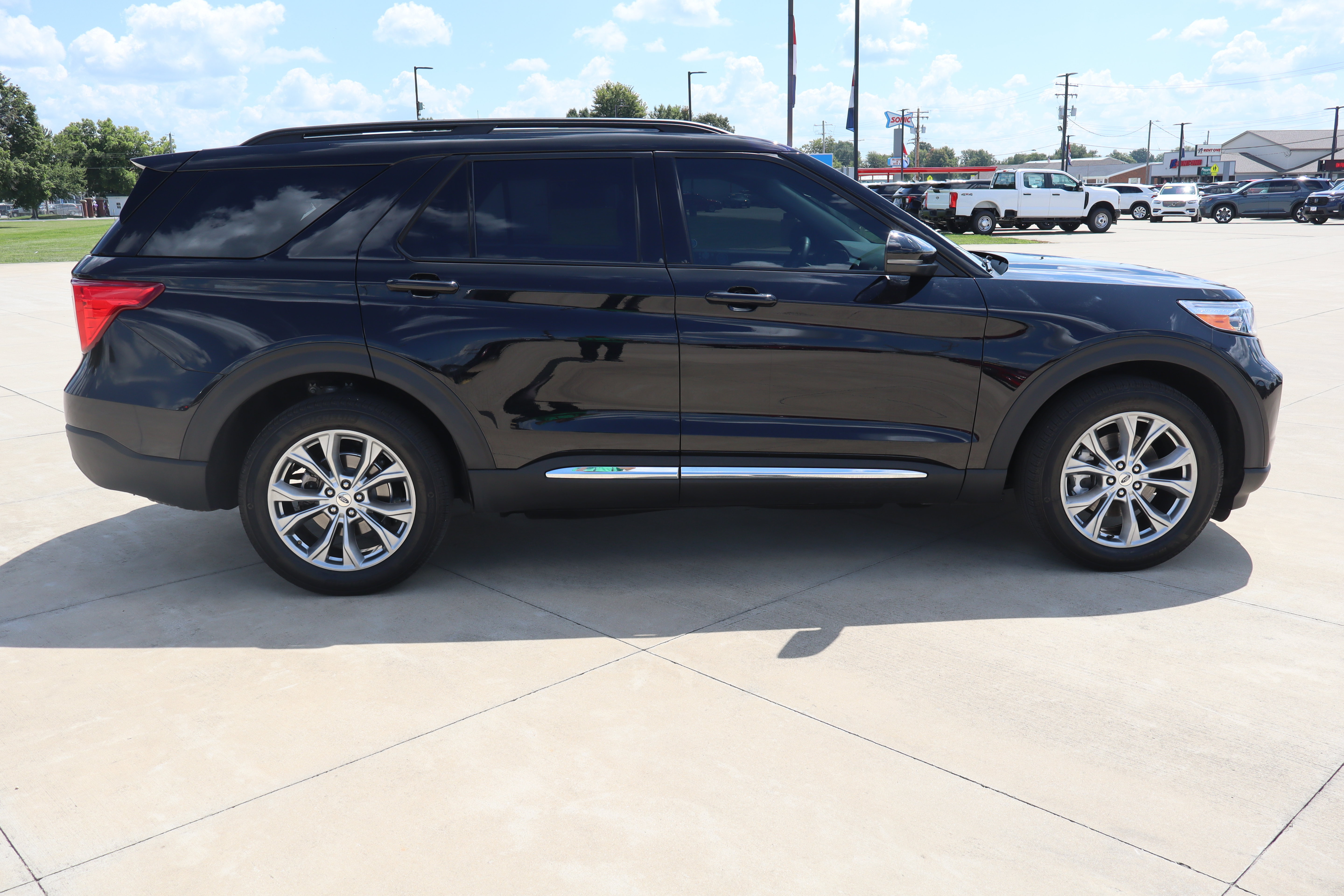 Used 2023 Ford Explorer XLT w/ Equipment Group 202A AWD/4WD image 4