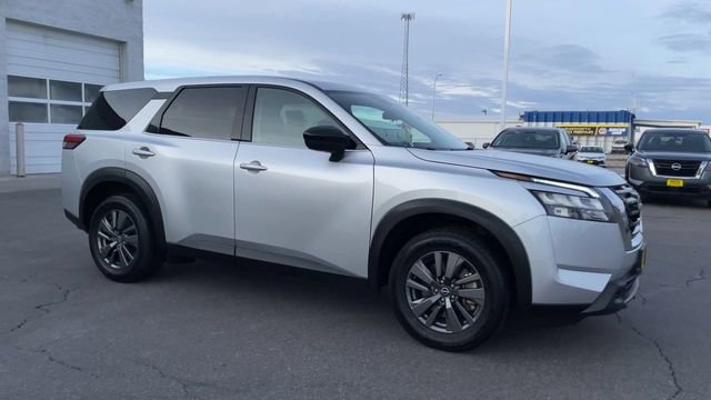 Used 2024 Nissan Pathfinder S image 3