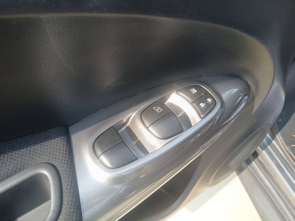 Used 2017 Nissan Juke S FWD image 27