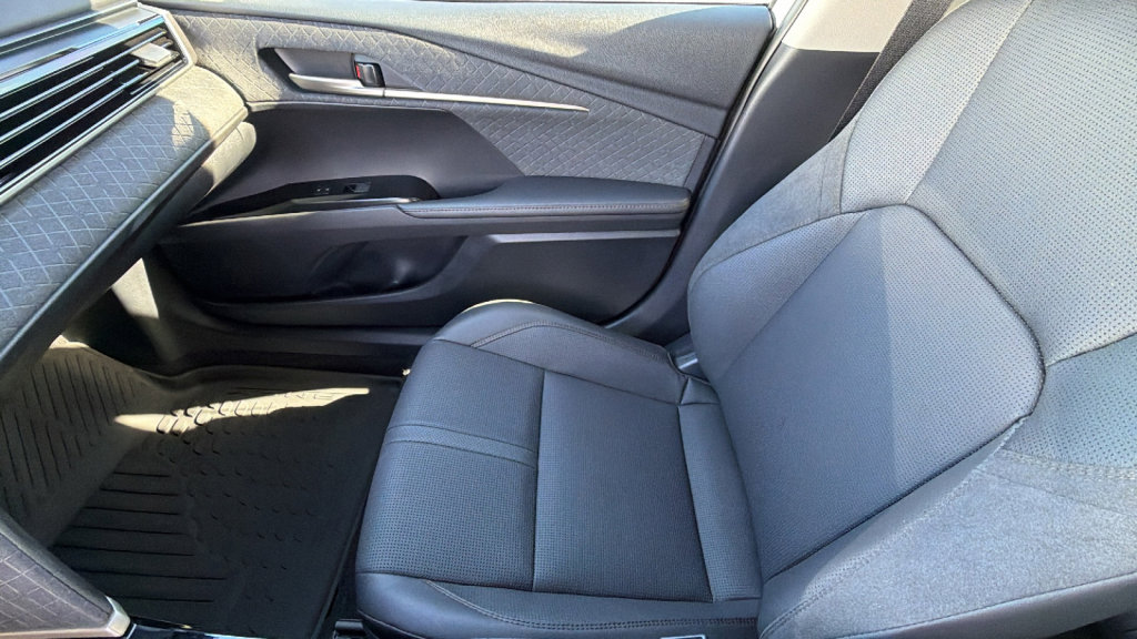 Used 2025 Toyota Camry XLE image 12