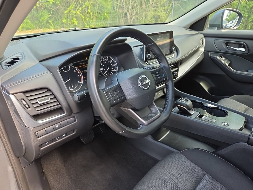 Certified 2025 Nissan Rogue SV FWD image 17
