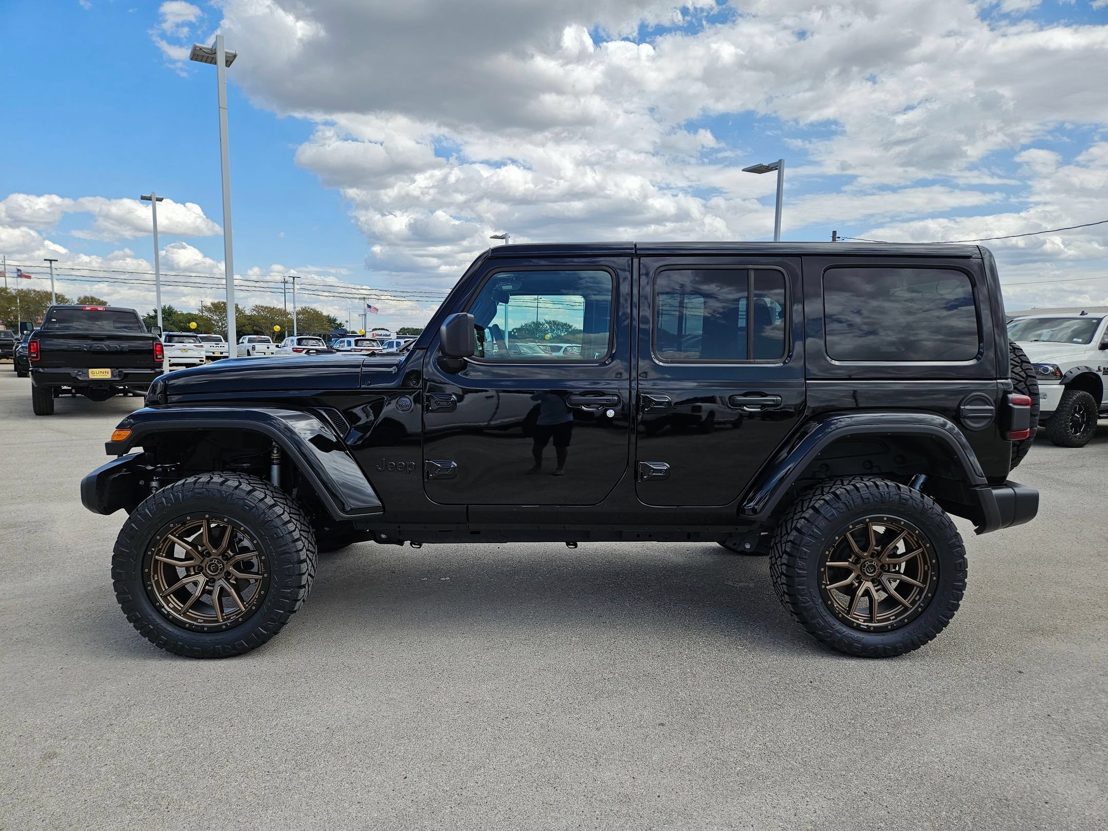 New 2025 Jeep Wrangler Unlimited Sahara w/ Safety Group AWD/4WD image 6