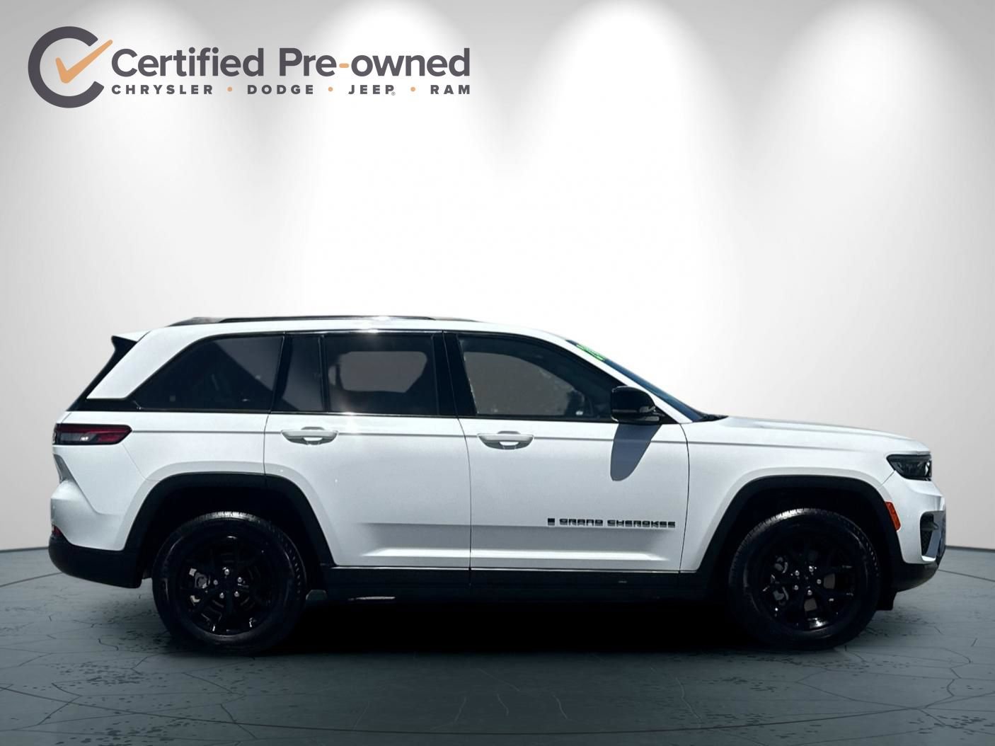 Used 2024 Jeep Grand Cherokee Altitude AWD/4WD image 3
