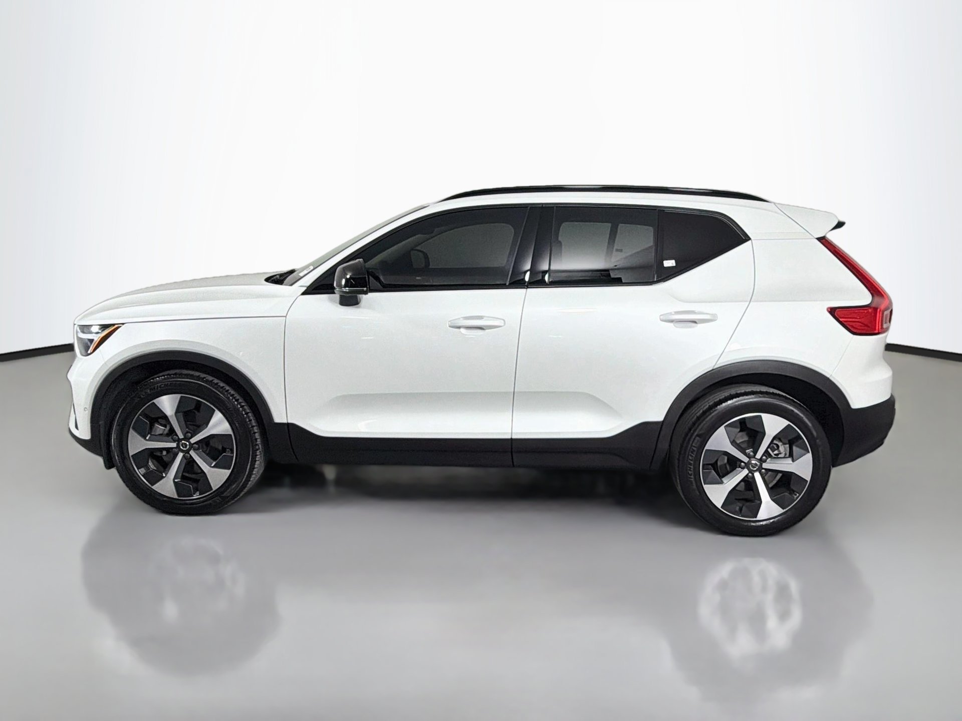 Certified 2023 Volvo XC40 B4 Plus w/ Protection Package Premier FWD image 9