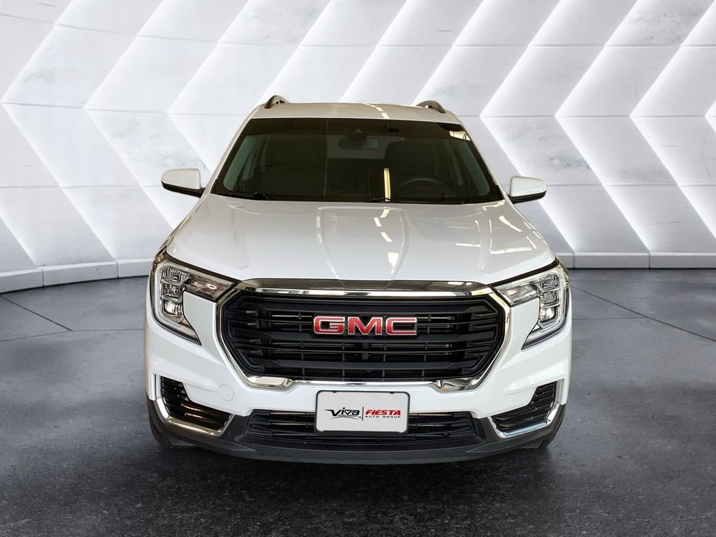 Used 2024 GMC Terrain SLE w/ Driver Convenience Package FWD image 2