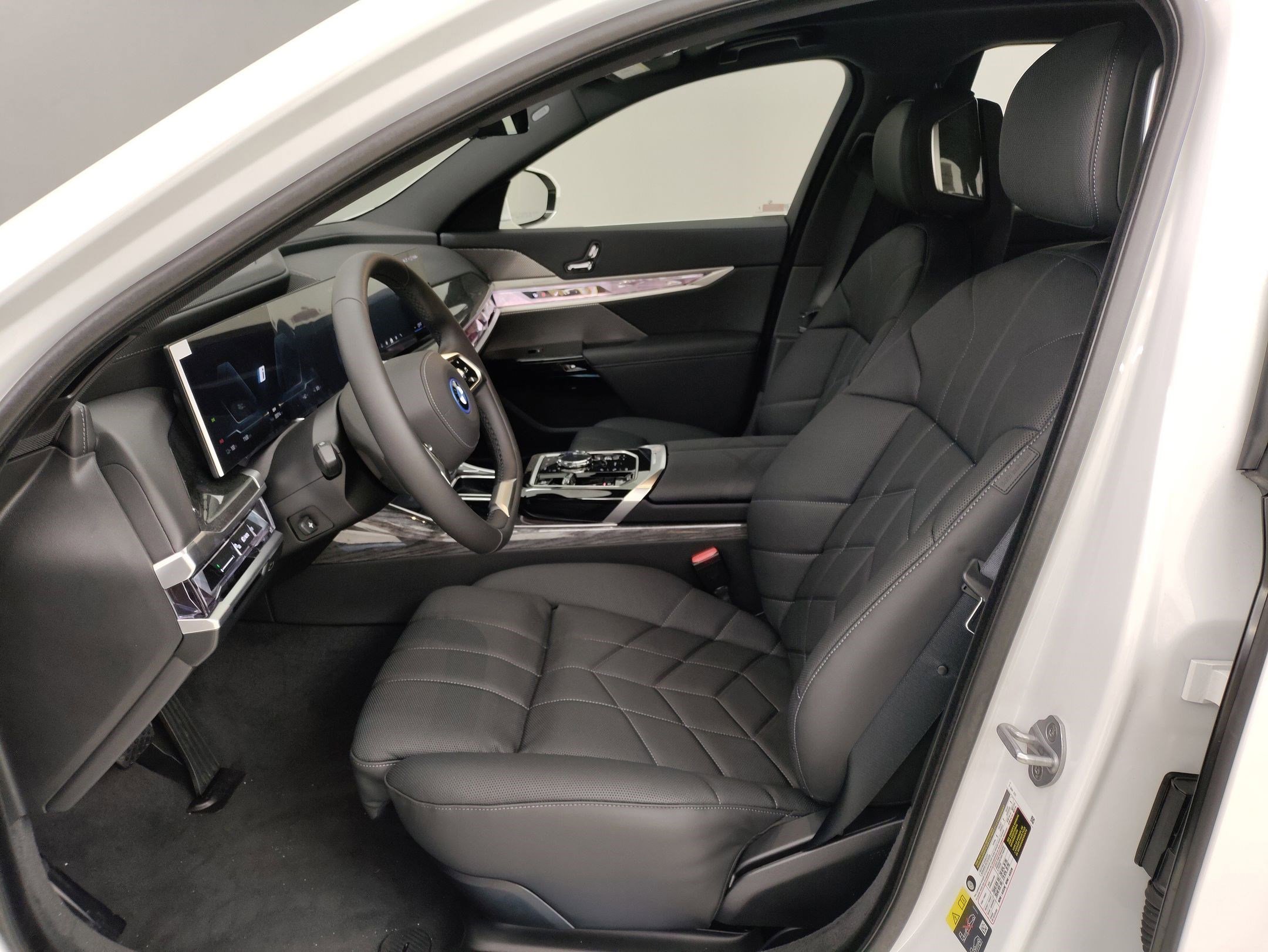 Used 2025 BMW i7 xDrive60 image 12