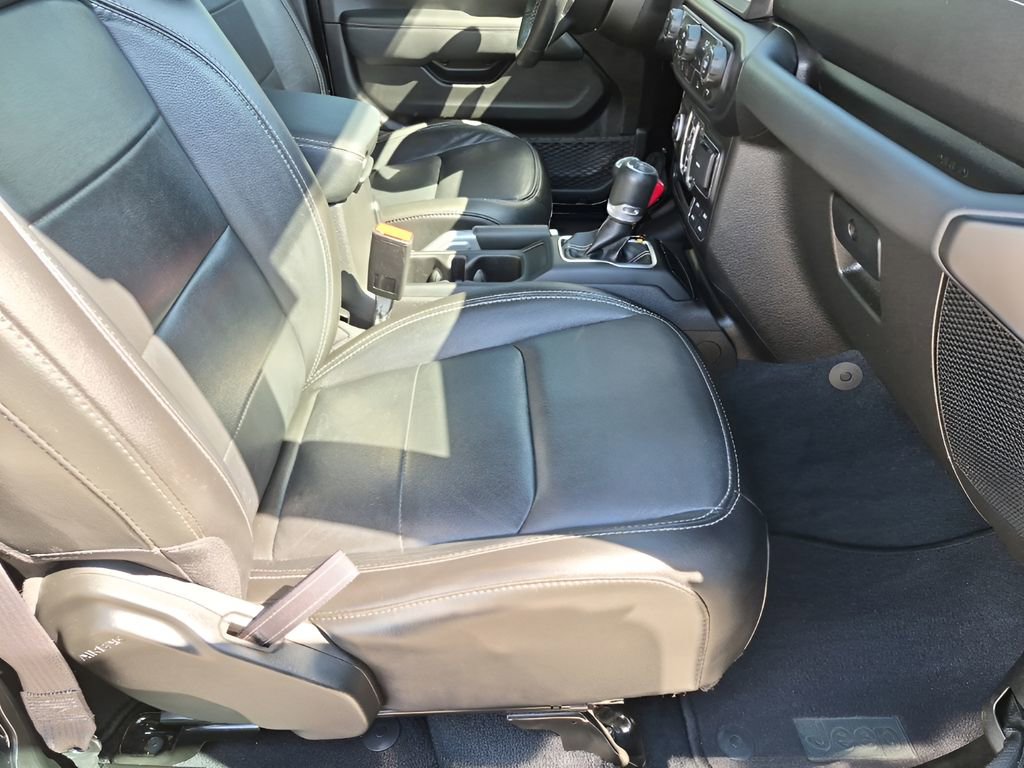 Used 2022 Jeep Wrangler Unlimited Sahara w/ Cold Weather Group image 16