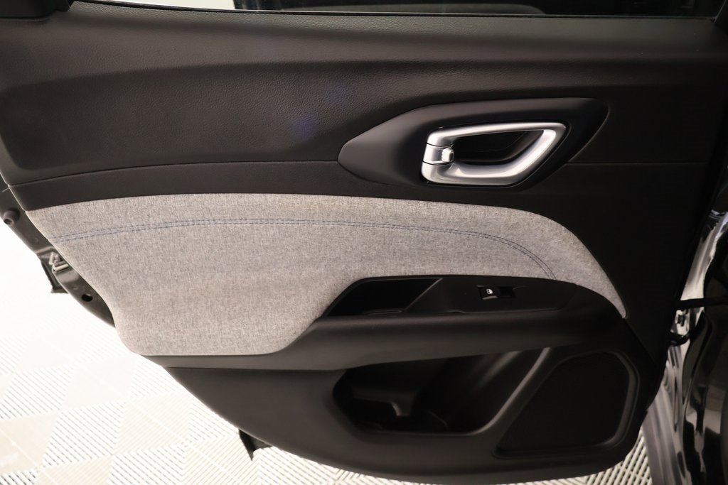 Used 2024 Jeep Compass Latitude w/ Convenience Group image 16