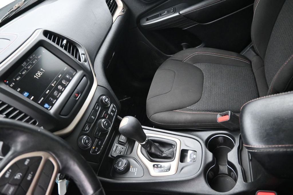 Used 2017 Jeep Cherokee Latitude w/ Cold Weather Group AWD/4WD image 21