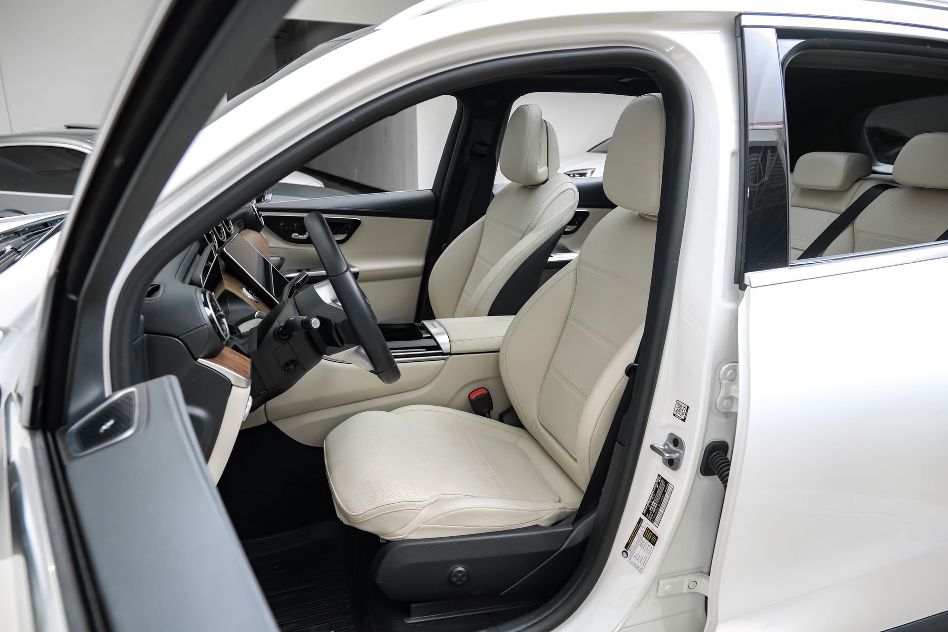 Used 2024 Mercedes-Benz GLC 300 image 31