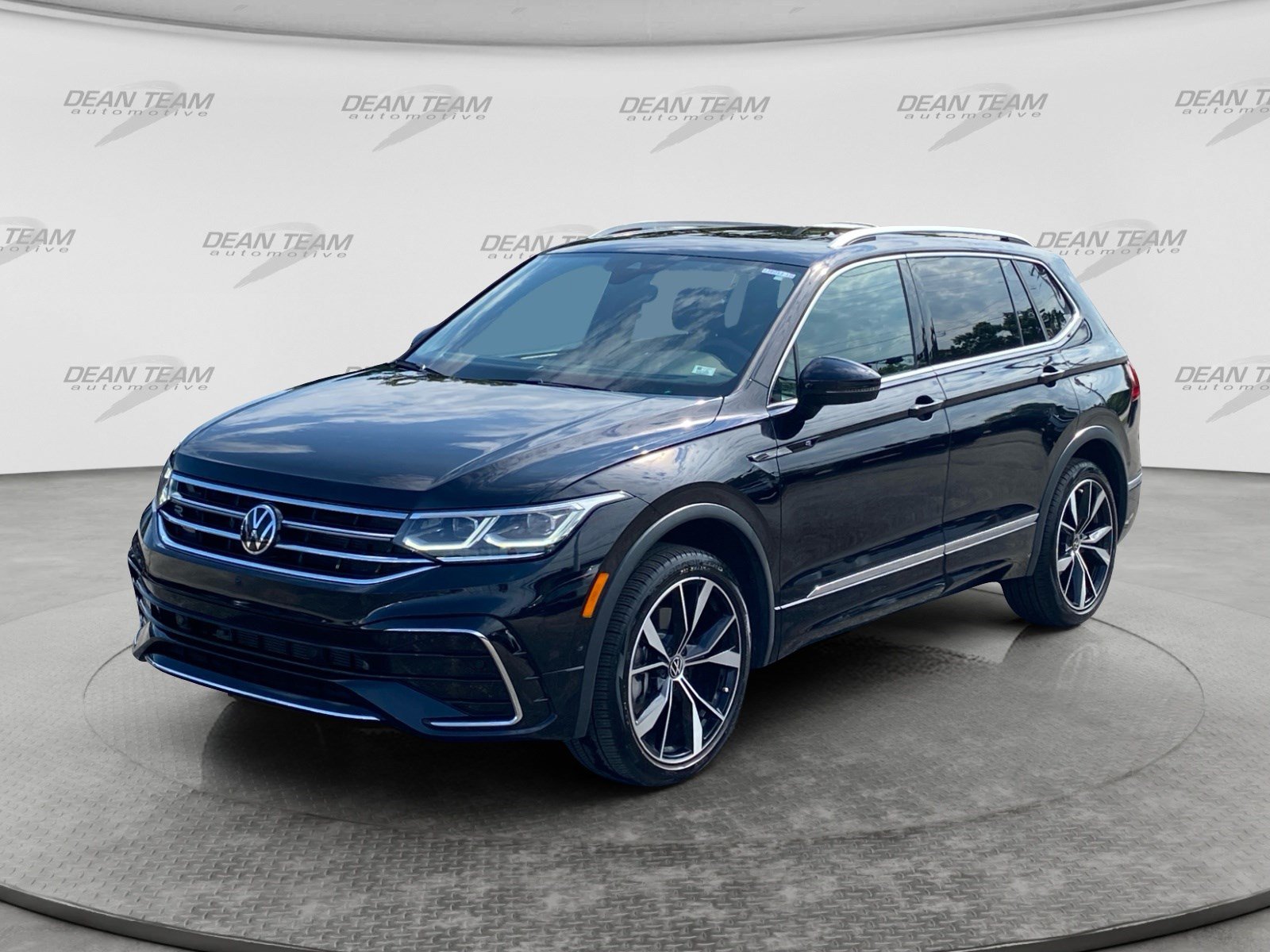Used 2023 Volkswagen Tiguan SEL R-Line AWD/4WD image 3