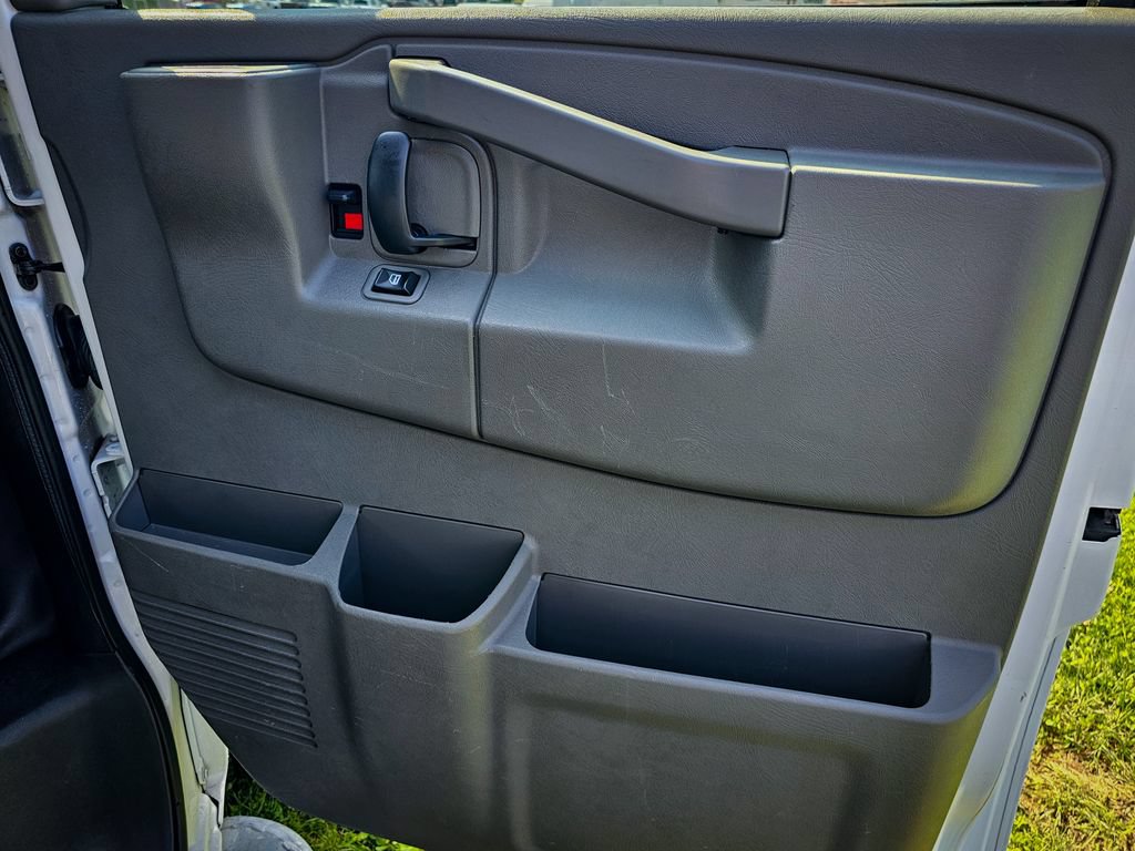 Used 2017 GMC Savana 2500 RWD image 28