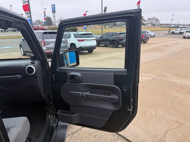 Used 2010 Jeep Wrangler Unlimited Sahara image 16