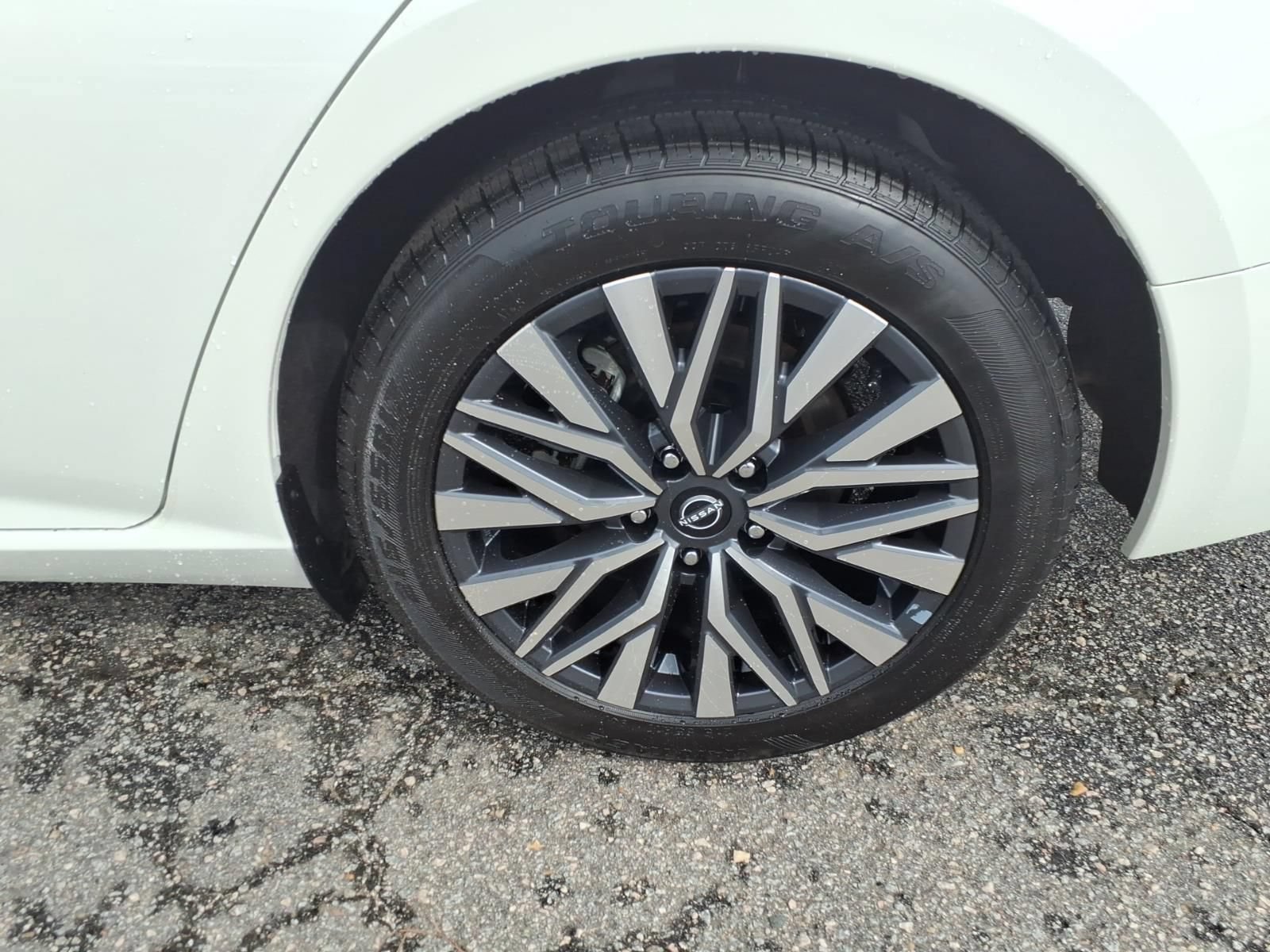 Used 2024 Nissan Altima 2.5 SV FWD image 11