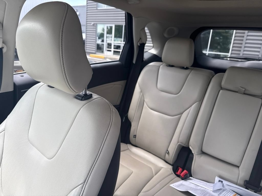 Used 2019 Ford Edge Titanium w/ Equipment Group 301A AWD/4WD image 16