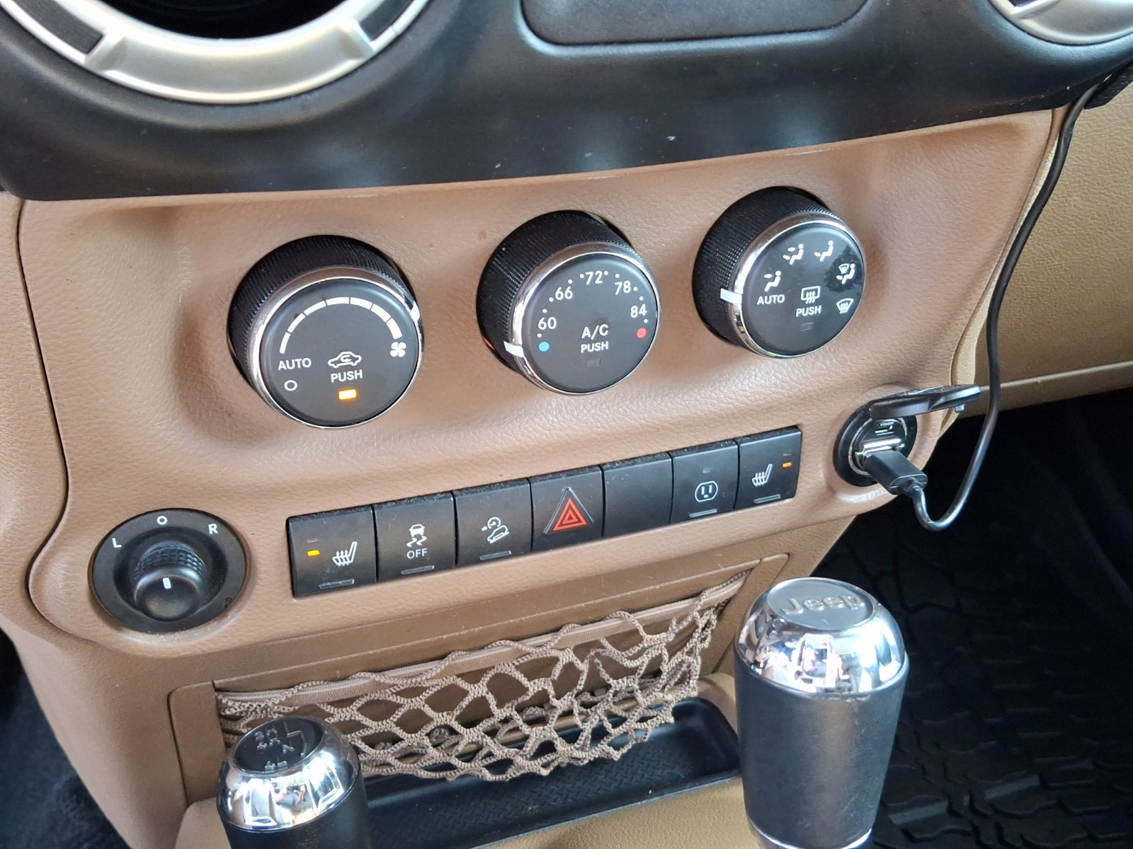 Used 2017 Jeep Wrangler Unlimited Sahara w/ Connectivity Group AWD/4WD image 15