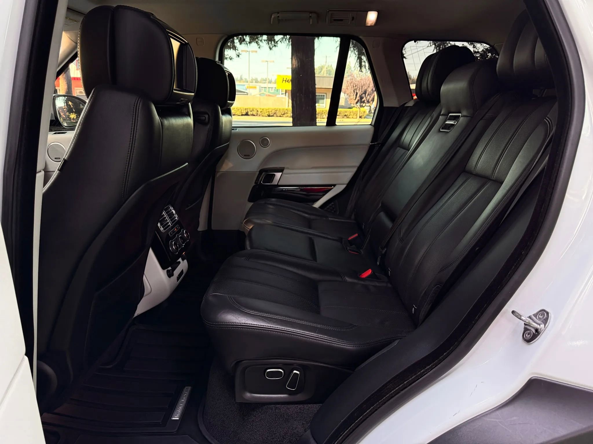 Used 2014 Land Rover Range Rover Supercharged image 54