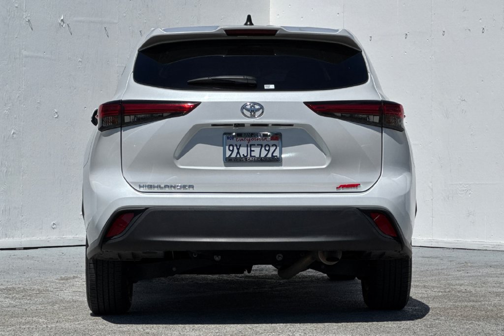 Used 2023 Toyota Highlander L FWD image 4