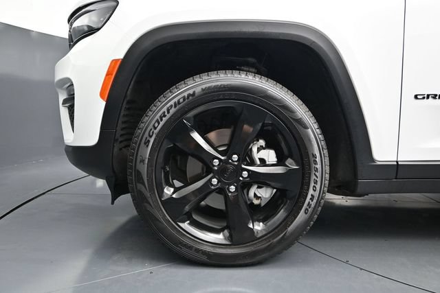 Used 2025 Jeep Grand Cherokee Limited w/ Black Appearance Package AWD/4WD image 17