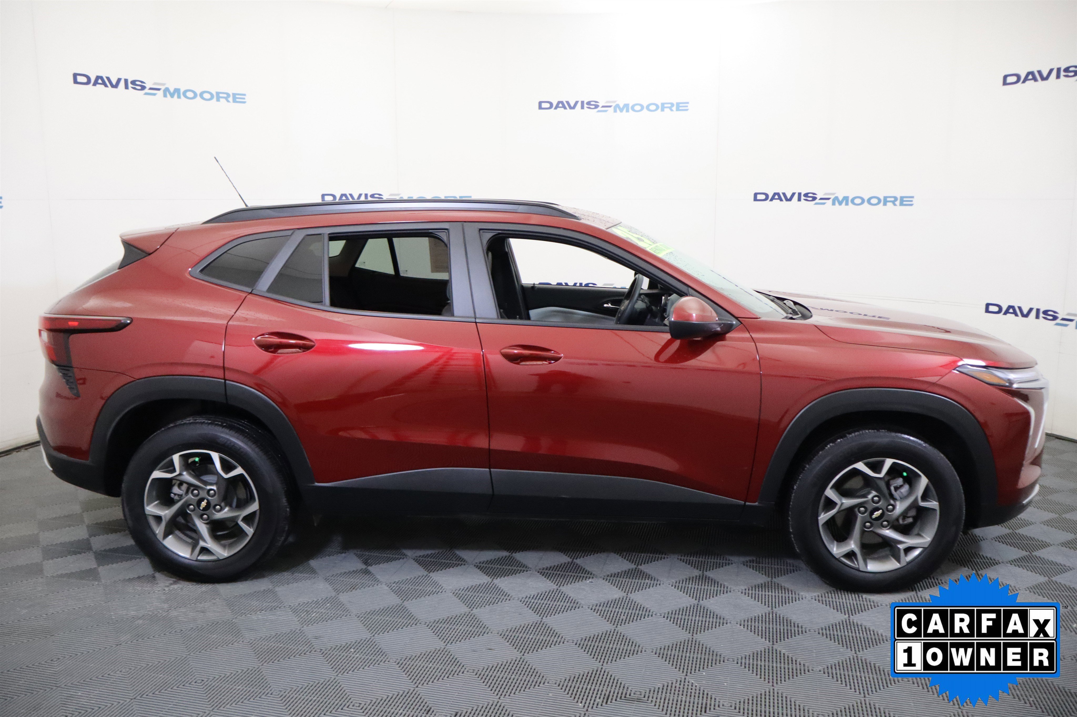 Used 2025 Chevrolet Trax LT image 4