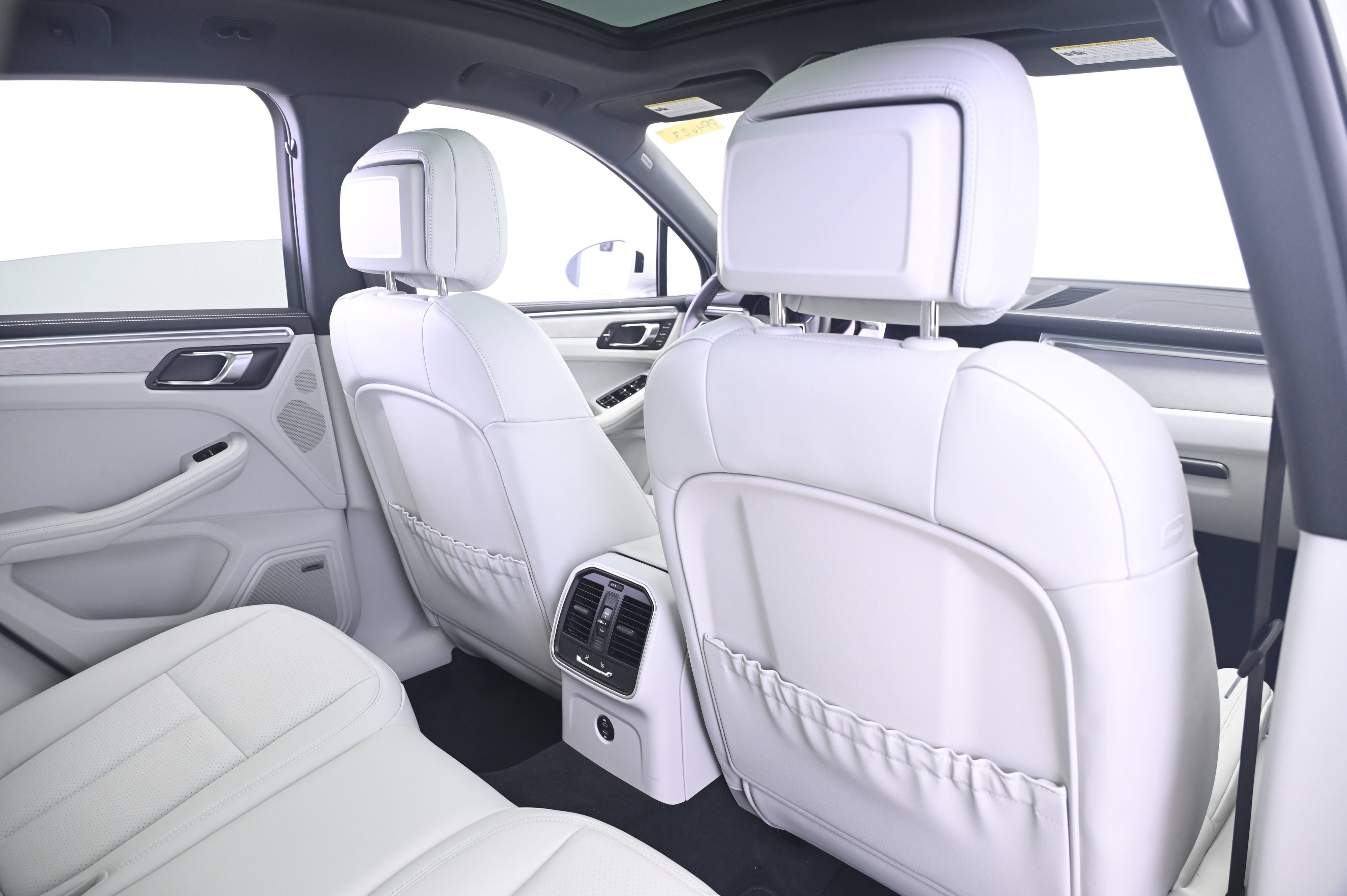 Certified 2023 Porsche Macan AWD/4WD image 17